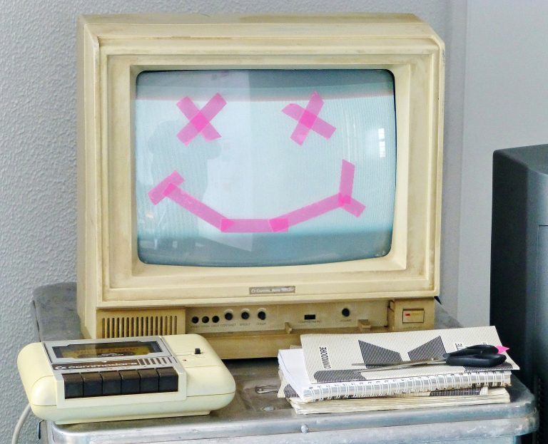 SMILING OLD COMPUTER - eta-LhNcIFse95A-unsplash